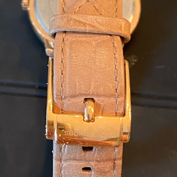 Michael kohrs rose gold watch - Picture 3 of 3